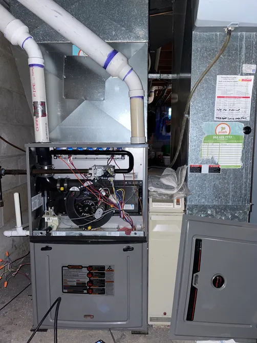 Amana furnace with metal B-vent and supply plenum in a basement